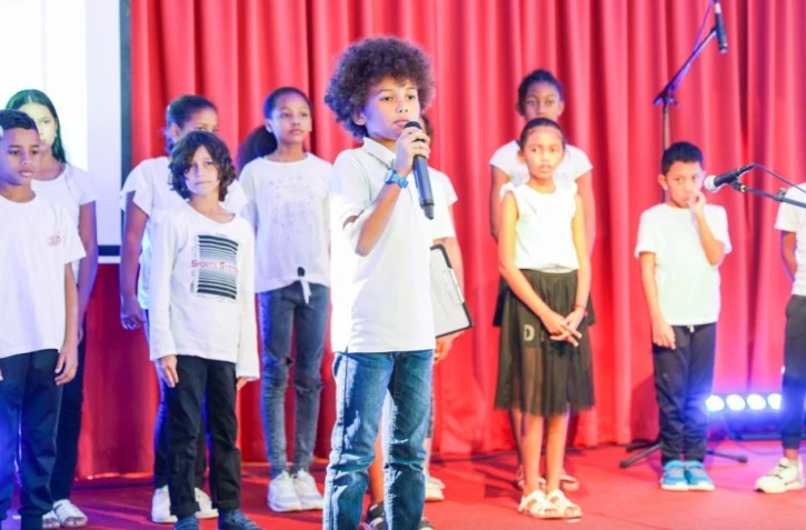 Saint-Denis : des marmailles restituent des parcours d'artistes sur scène 
