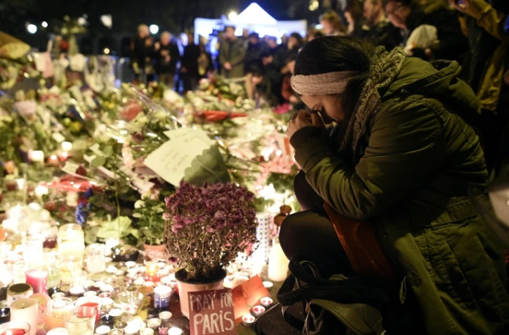 Une femme se recueille à proximité du Bataclan le 15 novembre 25015 à Paris