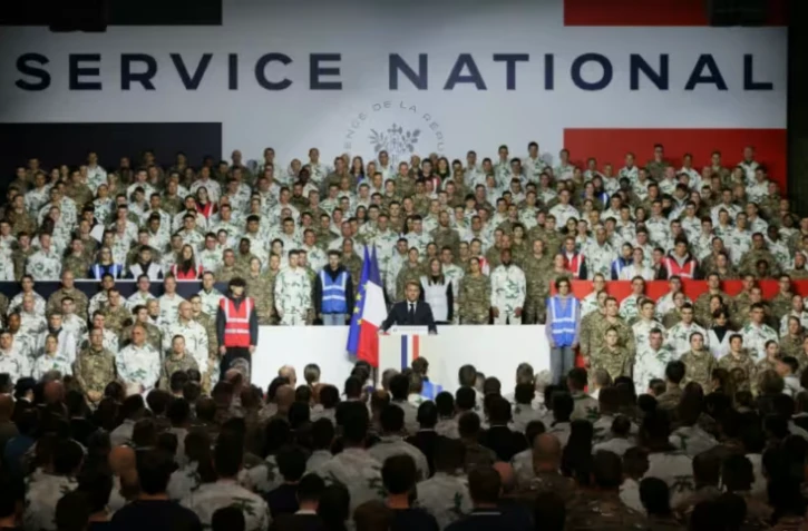 Le président Emmanuel Macron (c) lors d'un discours devant l'armée pour inaugurer un nouveau service militaire national à la base militaire de Varces, le 27 novembre 2025 en Isère ( POOL / Pool )