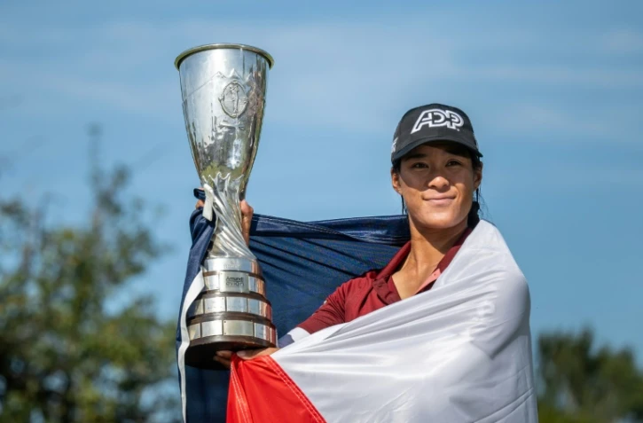 La Française Céline Boutier avec le trophée du tournoi d'Evian, son premier titre du Grand Chelem, le 30 juillet 2023