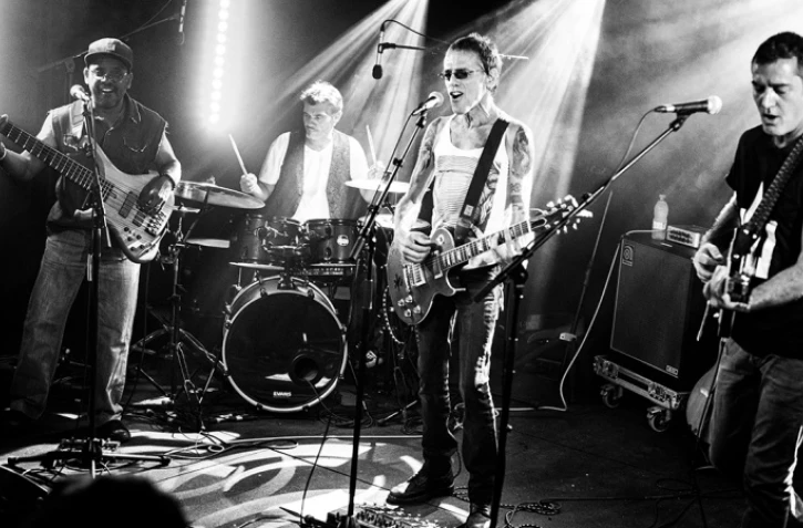 EZ and the Mango Acid au Bisik