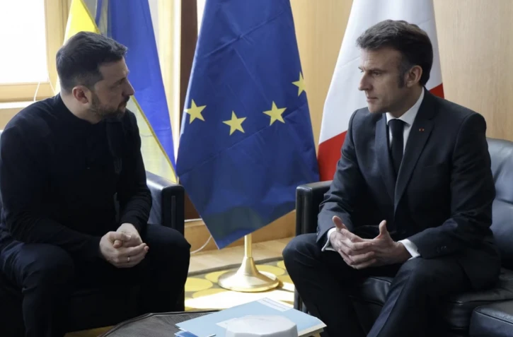 Le président ukrainien Volodymyr Zelensky rencontre Emmanuel Macron en marge du Conseil européen extraordinaire consacré au soutien à l'Ukraine et à la défense européenne, à Bruxelles (Belgique), le 6 mars 2025. (LUDOVIC MARIN / AFP)