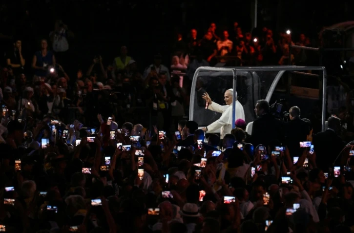 Le pape Léon XIV salue les fidèles depuis sa "Papamobile" à Lourdes, le 26 septembre 2026, lors de la deuxième journée de sa visite en France