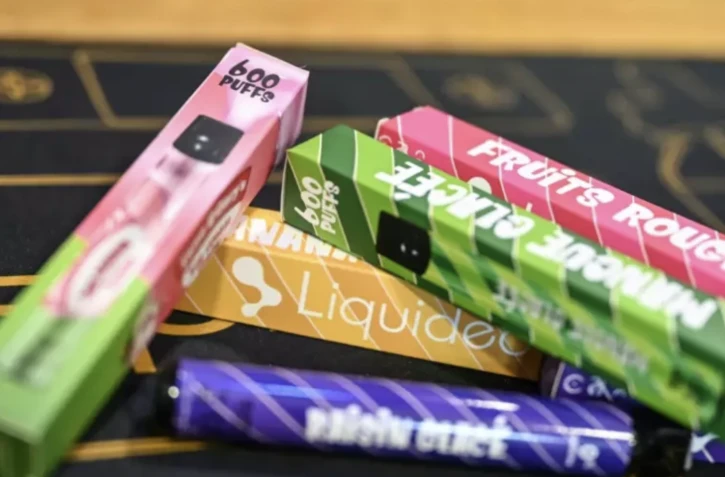 Des cigarettes électroniques "puffs" en vente dans une boutique de Béthune, le 25 mai 20232 ( AFP / DENIS CHARLET )