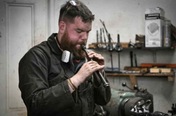 Le facteur de cornemuse Ruari Black dans son atelier Ă Edimbourg, le 7 octobre 2024 ( AFP / ANDY BUCHANAN )