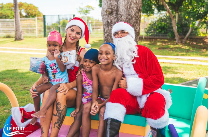 Le Port : le père Noël à la piscine Jean Louis Javoy