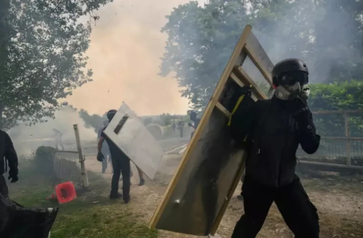 Heurts entre militants écologistes et forces de l'ordre lors d'une manifestation contre l'autoroute A69