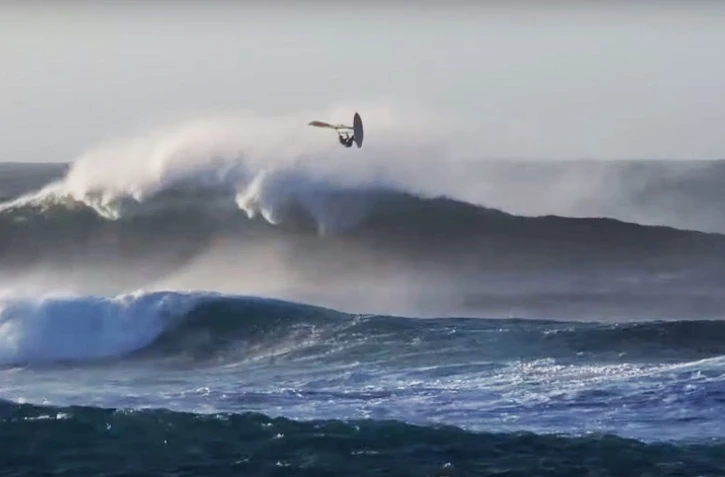 Le champion de planche à voile Thomas Traversa fait le show dans les vagues de La Réunion 