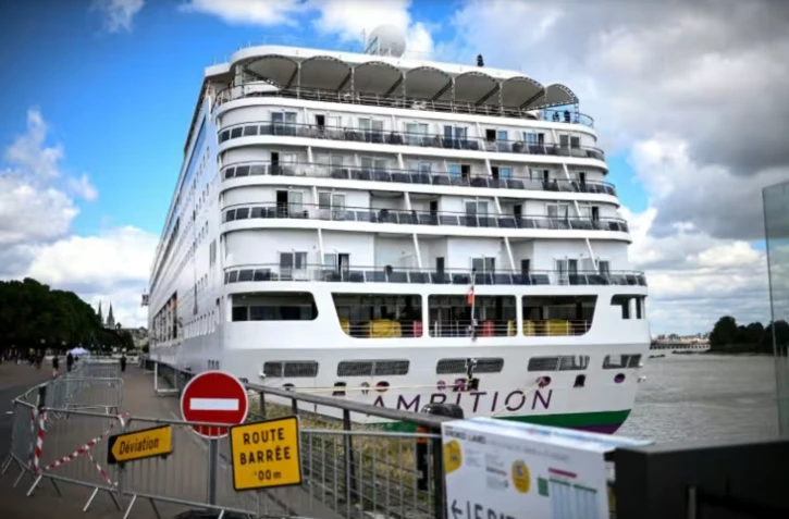 Le paquebot Ambition dont les passagers sont confinés après une suspicion d'épidémie de gastro-entérite, le 13 mai 2026 dans le port de Bordeaux, en Gironde ( AFP / Christophe ARCHAMBAULT )