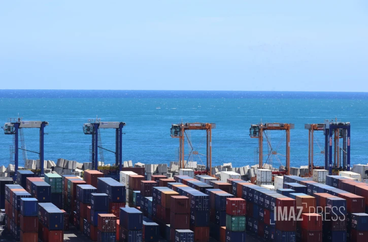 Port est containers et cavaliers 