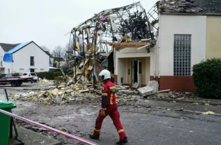 Le pavillon détruit par une explosion à Magny-les-Hameaux, dans les Yvelines, le 23 décembre 2025 ( AFP / Dimitar DILKOFF )