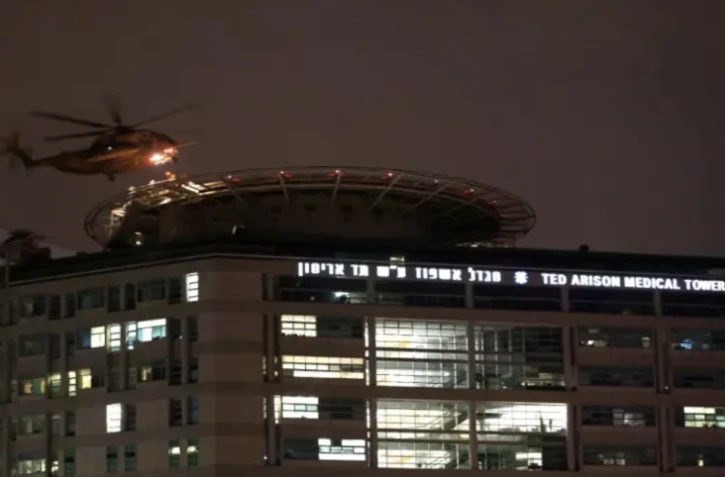 Un hélicoptère israélien transportant des otages, libérés par le Hamas, se prépare à atterrir au centre médical de Tel-Aviv le 28 novembre 2023 ( AFP / Jack Guez )