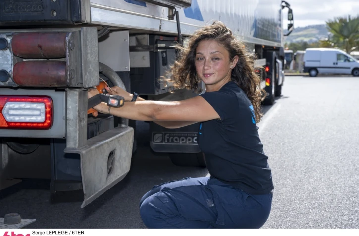 La réunionnaise Johanne, conductrice d'un camion frigorifique, participe à l'émission 