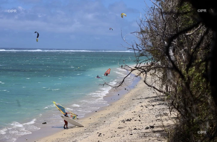 des kites-surfeurs à trou d'eau le 25 janvier 2020