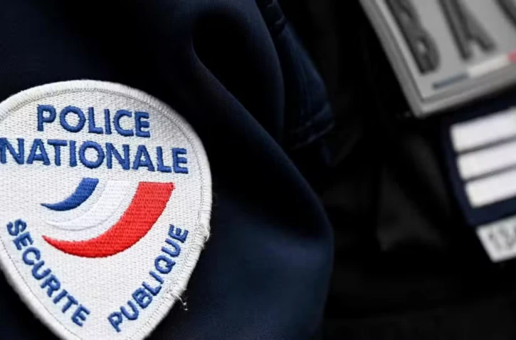 Sur ces images, filmées de nuit, on distingue deux policiers, dont l’un, à genoux, donne un coup de poing en direction d’un homme plaqué au sol, avant l’arrivée de leurs collègues en voiture, une minute plus tard. © Crédit photo : illustration - AFP 