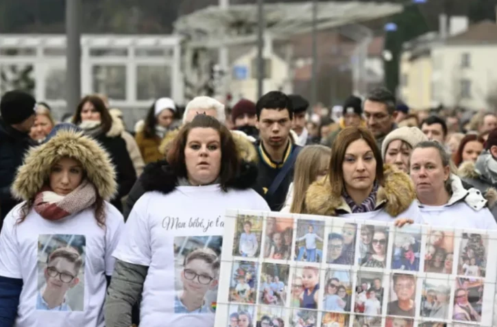 Marche blanche à Epinal le 5 février 2023 en mémoire de Lucas, un collégien de 13 ans qui s'est suicidé en janvier ( AFP / Jean-Christophe Verhaegen )