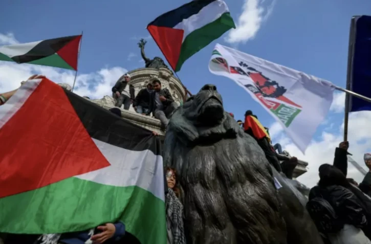Des manifestants agitent des drapeaux palestiniens lors d'un rassemblement à Paris pour demander l'arrêt des opérations militaires d’Israël à Gaza, le 22 octobre 2023 ( AFP / Emmanuel Dunand )