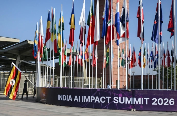 Installation des drapeaux des pays participants à la veille du "Sommet indien sur l'impact de l'IA" au Bharat Mandapam de New Delhi, le 15 février 2026 en Inde