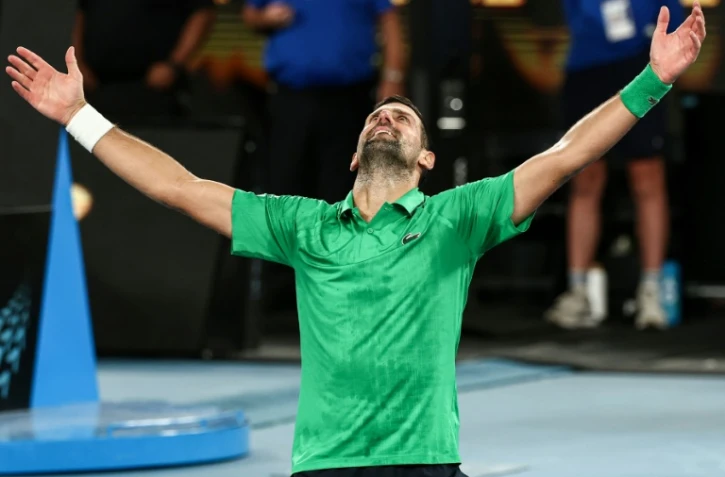 Le Serbe Novak Djokovic exulte après sa victoire face à l'Italien Jannik Sinner en demi-finale de l'Open d'Australie, le 30 janvier 2026 à Melbourne