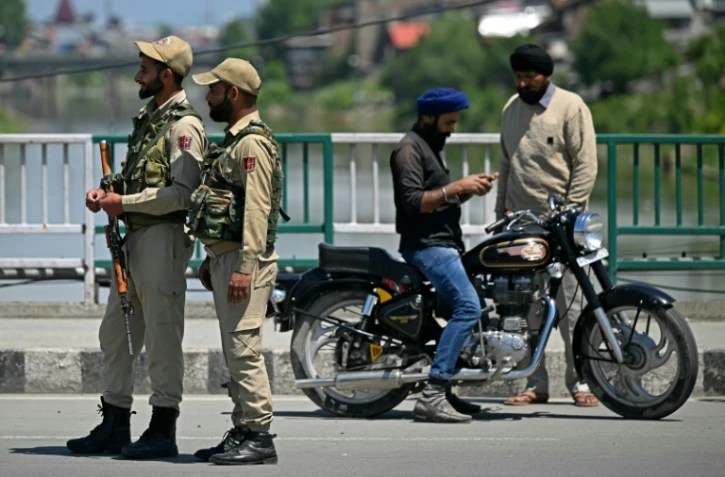 Des policiers indiens en faction à Srinagar, en Inde, près de la frontière avec le Pakistan, où le calme est revenu, le 12 mai 2025
