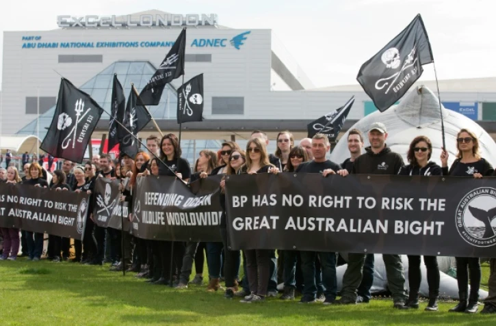 Des opposants au projet de forage dans la Grande baie australienne manifestent à l'occasion de l'assemblée générale annuelle de BP à Londres, le 14 avril 2016