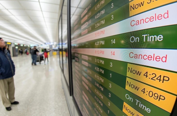Un tableau d'affichage des vols annulĂ©s ou maintenus en raison d'une violente tempĂȘte de neige sur le nord-est des Etats-Unis, le 13 mars 2017 Ă l'aĂ©roport de Dulles, Ă Chantilly, en Virginie