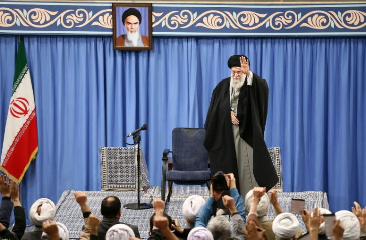 Photo fournie par le bureau du guide suprême iranien montrant l'ayatollah Khamenei lors d'un discours à Téhéran, le 8 janvier 2020