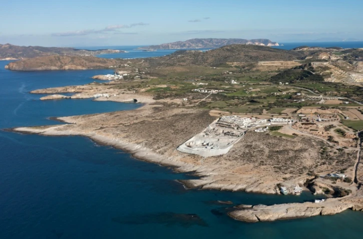 Vue aérienne du chantier d'un hôtel de luxe sur l'île grecque de Milos, en mer Égée, le 3 février 2026