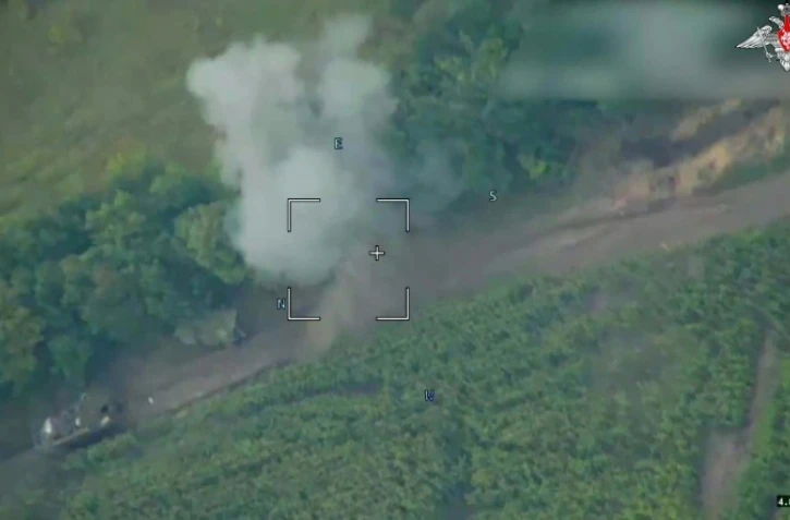 Image diffusé par le ministère russe de la Défense, le 8 août 2024, montrant une attaque de drone russe contre des véhicules blindés ukrainiens près de Soudja, dans la région de Koursk