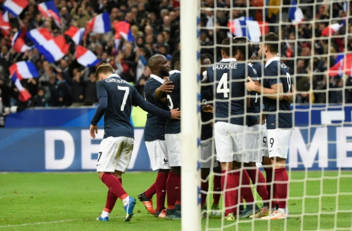 Les joueurs de l'équipe de France de football célèbrent le but marqué par l'attaquant Olivier Giroud contre l'Allemagne, le 13 novembre 2015 au Stade de France, à Saint-Denis