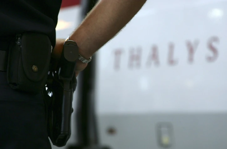 Une patrouille de sécurité dans la Gare du Nord, à Paris, devantr un train Thalys, le 12 août 2006