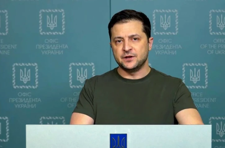 Le président ukrainien Volodymyr Zelensky s'adresse à ses concitoyens et au monde par video le 27 février 2022 depuis Kiev
