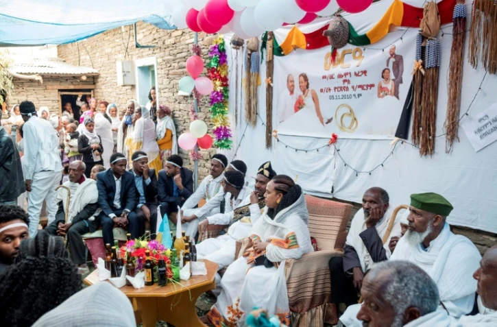 Le mariage de Solomon Aregawi et Yordanos H/Mariam dans la ville d'Alitena, le 12 juillet 2018.
  A breakneck peace process between the former foes over the past six weeks hinges on Ethiopia's vow to finally abide by a 2002 United Nations ruling on the frontier, which states that Engal is in fact Eritrean.