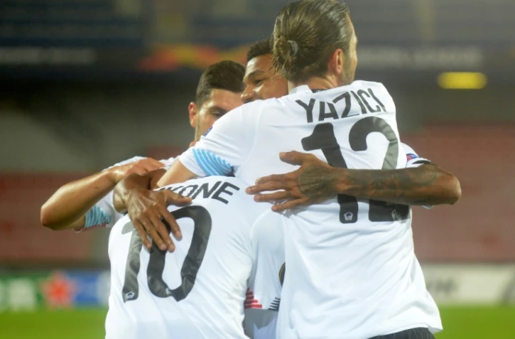 L'attaquant de Lille, Jonathan Ikoné (c), félicité par ses coéquipiers pour son but sur le terrain du Sparta Prague lors du match de groupes de la Ligue Europa, le 22 octobre 2020