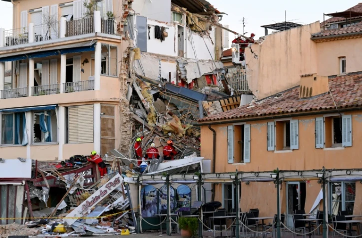 Des pompiers à la recherche de personnes qui pourraient être bloquées dans un immeuble d'habitation qui s'est effondré à Sanary-sur-Mer (Var), le 7 décembre 2021