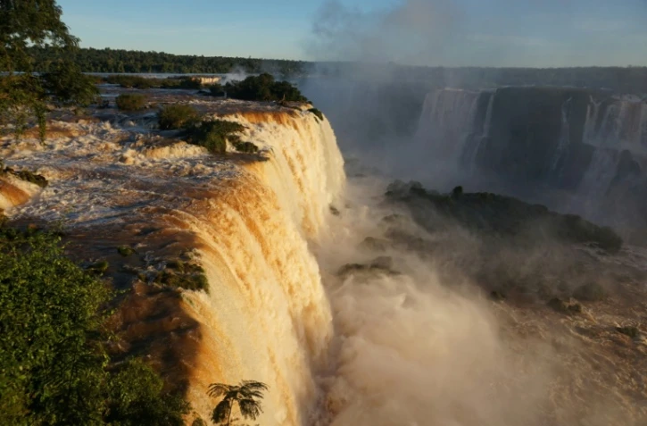 Les chutes d'Iguazu vues du côté brésilien à la frontière avec l'Argentine, près de Foz do Iguacu, le 4 juin 2019