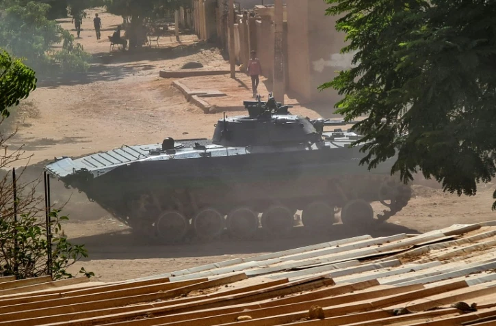 Un blindé de l'armée soudanaise stationné dans une rue de Khartoum, pendant des combats contre les paramilitaires, le 21 mai 2023 au Soudan