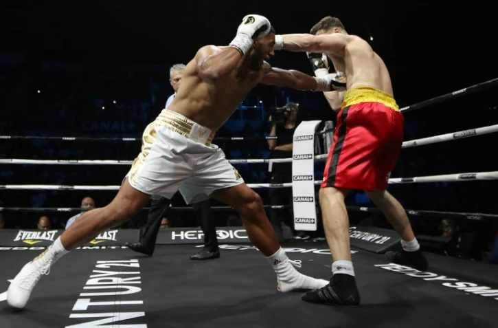 Le poids lourd Tony Yoka (g) bat l'Allemand Alexander Dimitrenko à Antibes le 13 juillet 2019