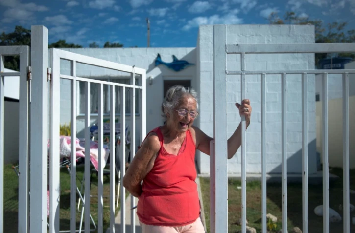 Dalva Chrispino, plus vieille résidente de la Villa Autodromo (favela de Rio de Janeiro) et délogée à l'occasion de la construction du parc olympique, devant son nouveau logement, le 21 juillet 2017 à Rio