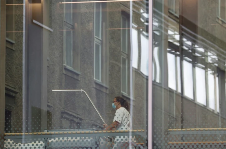 Une soignante dans un couloir de l'hôpital de la Charité où est soigné l'opposant russe Alexeï Navalny, le 24 août 2020 à Berlin