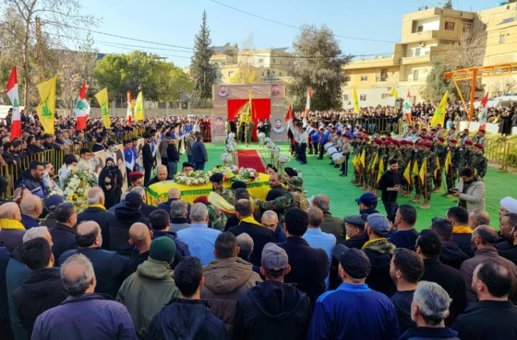 Des personnes rassemblées pour la cérémonie de funérailles le 21 février 2026 de membres du Hezbollah, au lendemain de leur mort dans une frappe militaire israélienne à Baalbek, dans la vallée de la Bekaa