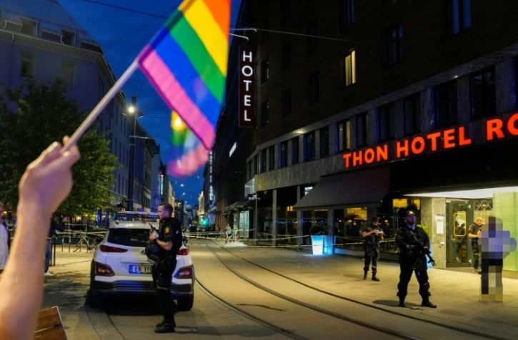 Des policiers norvégiens dans les rues interdites à toute circulation du centre d'Oslo, le 25 juin 2022
