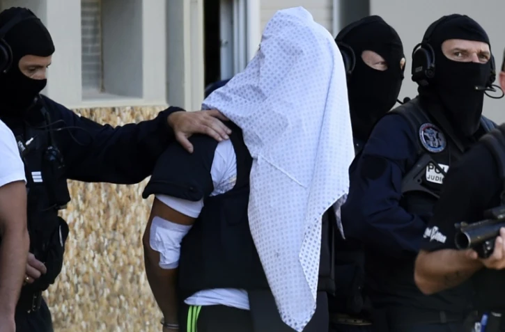 Yassin Salhi à la sortie de son appartement, emmené par les policiers de la BRI le 28 juin 2015 à Saint-Priest