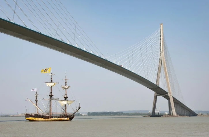 Une réplique de la frégate russe "Shtandat" passe à Honfleur, dans le Calvados, sous le pont de Normandie direction Rouen pour prendre part à la 8e édition de l'Armada, le 7 juin 2023