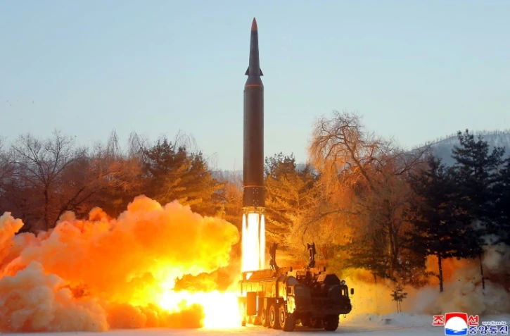 Photo prise le 5 janvier 2022 et publiée le 6 janvier par l'agence de presse officielle nord-coréenne KCNA, qui la présente comme le tir d'essai d'un missile hypersonique
