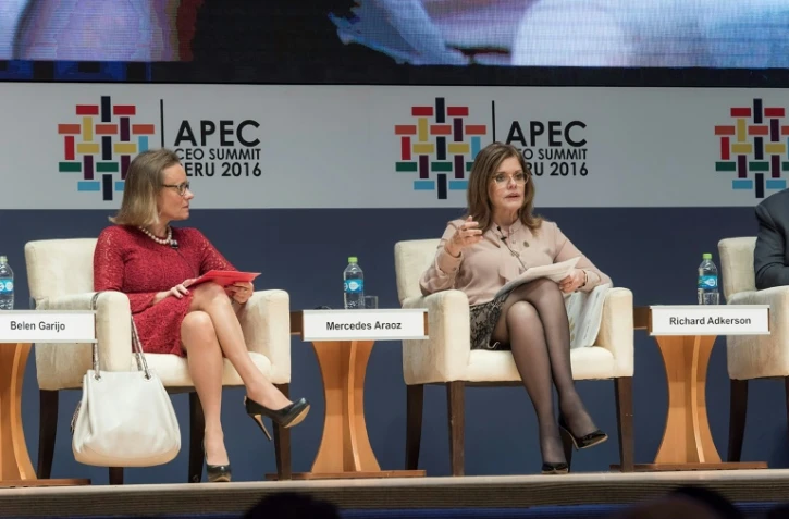 Image diffusée le 18 novembre 2016 par l'APEC Pérou à Lima de Belen Garijo (G) regardant la vice présidente du Pérou Mercedes Araoz (D) s'exprimer durant une session
