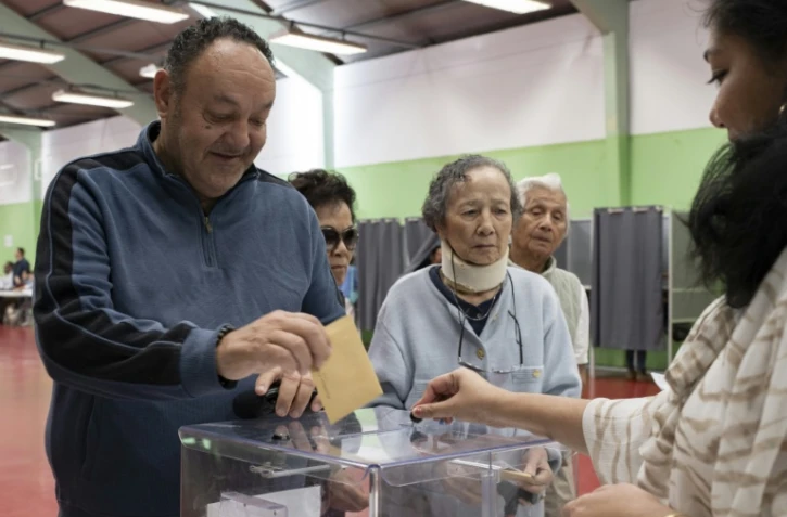 Des Calédoniens votent aux élections provinciales, à Nouméa, le 28 juin 2026