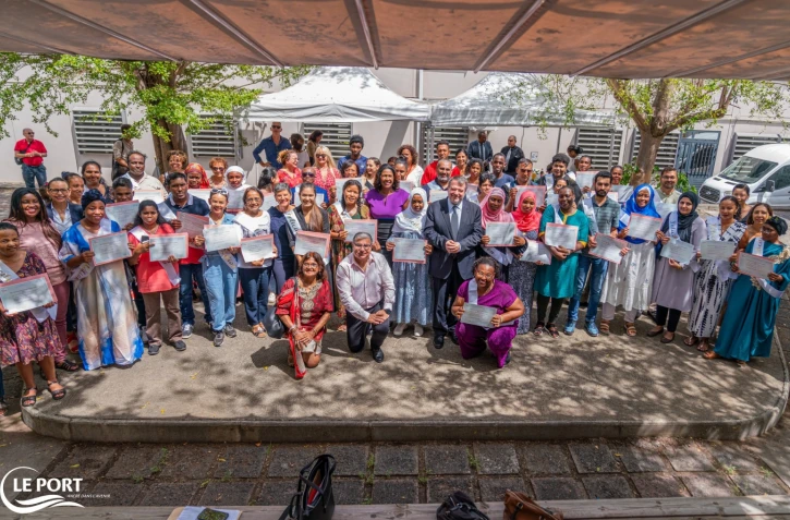 61 adultes recoivent leur diplome de langue francaise