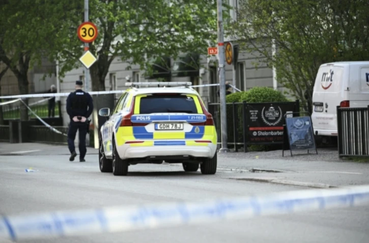 Des policiers bouclent les lieux d'une fusillade, dans le centre d'Uppsala, en Suède, le 29 avril 2025 ( TT NEWS AGENCY / Fredrik SANDBERG )