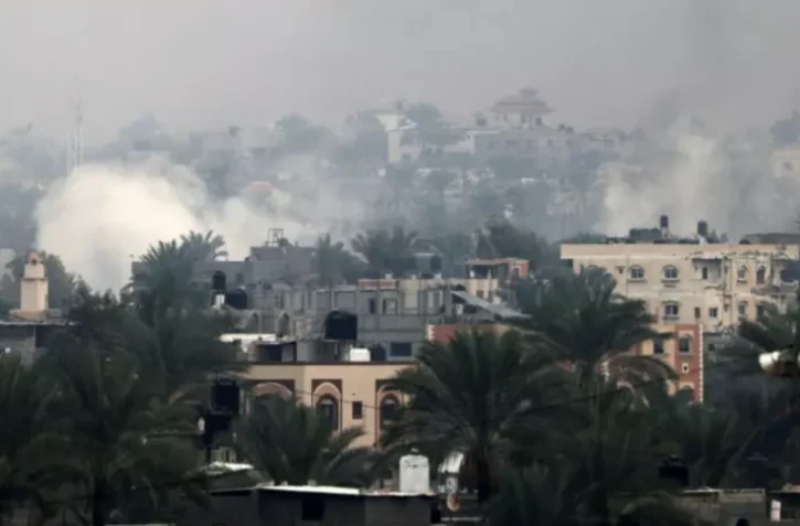Des nuages de fumée s'élèvent au dessus de Khan Younès, dans le sud de la bande de Gaza, le 5 décembre 2023 ( AFP / MAHMUD HAMS )